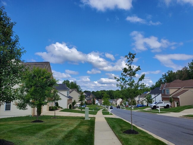 Building Photo - 820 Chatsworth Dr