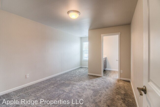 Building Photo - 2400 Woolsey Ln