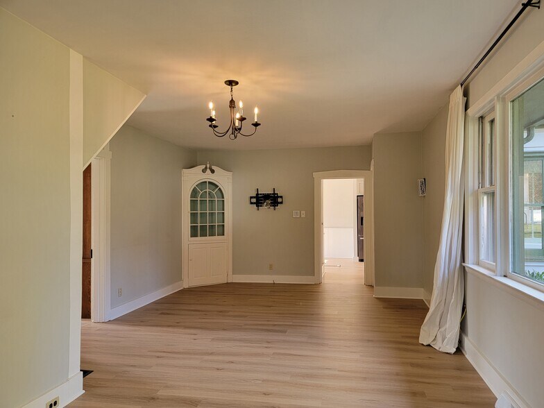 Building Photo - 819 Fruitville Pike