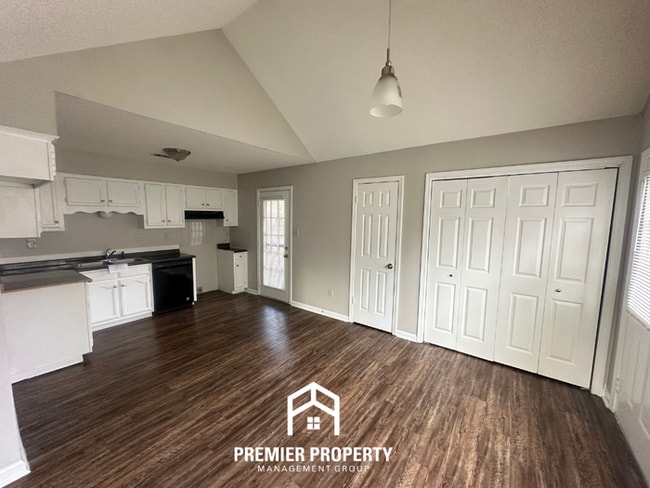 Building Photo - Charming 3BR/2BA Memphis Home with Vaulted Ceilings, Fireplace & Fenced Yard