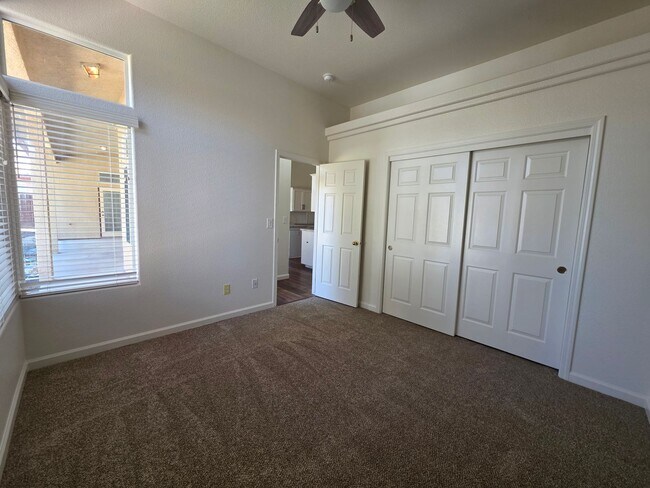 Building Photo - 3 bedroom 2 bathroom in a desirable SE Vis...