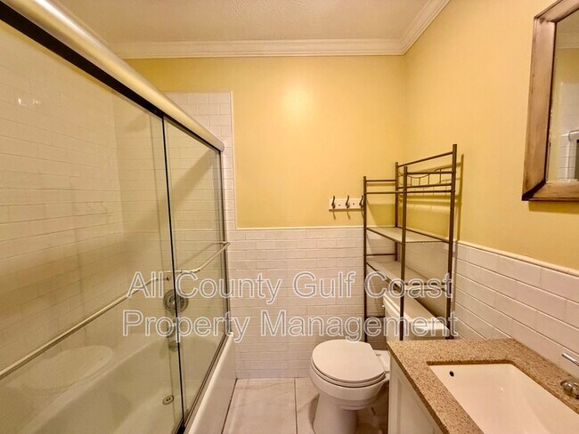 Building Photo - 325 Englewood Isles Pkwy