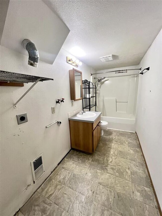 Building Photo - Relaxed 2-Bed, 1.5-Bath Home in a Quiet Gig Harbor Spot