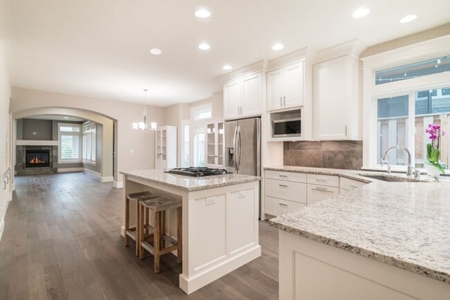 Building Photo - Luxury Townhome in the Heart of Lake Osweg...