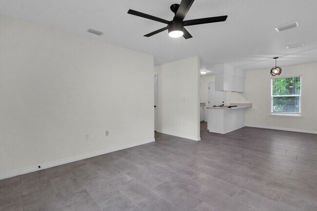 Building Photo - 3 Bedroom in Crestview!!