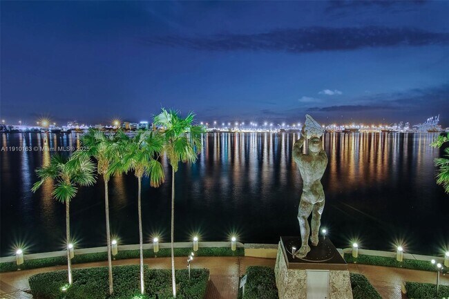 Building Photo - 808 Brickell Key Dr