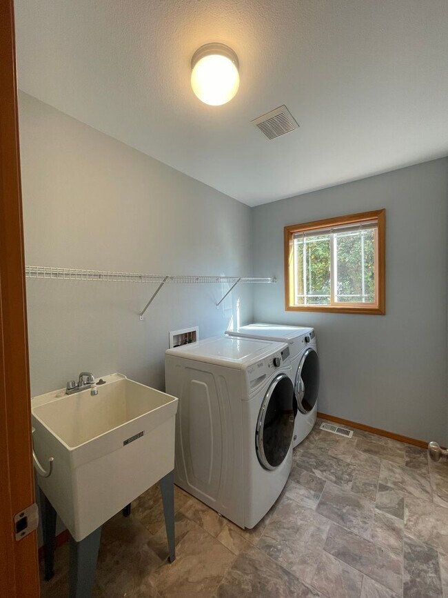 Building Photo - Spacious 5BR / 3BA Beacon Hill Home – 2,210 SF – $3900 – Pets OK