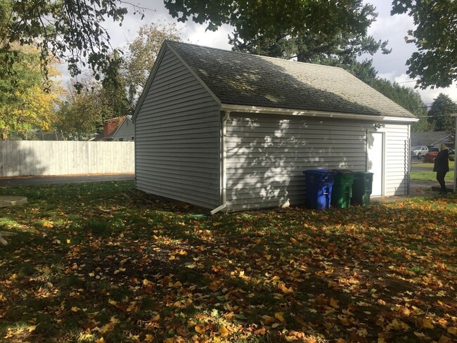 Building Photo - Adorable2 bedroom SE Portland home with 1/2 acre large backyard.