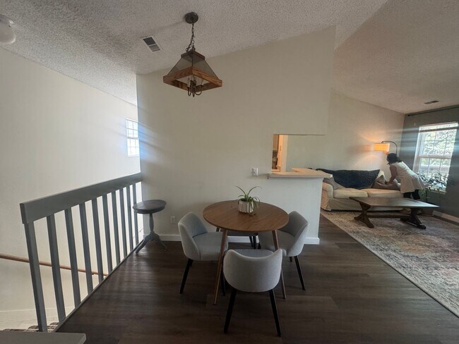 Building Photo - 2 bedroom Condo close to UCCS