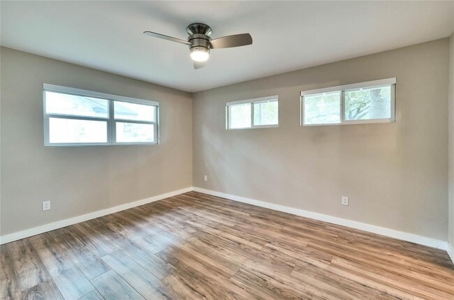 Building Photo - 11405 Oakwood Dr