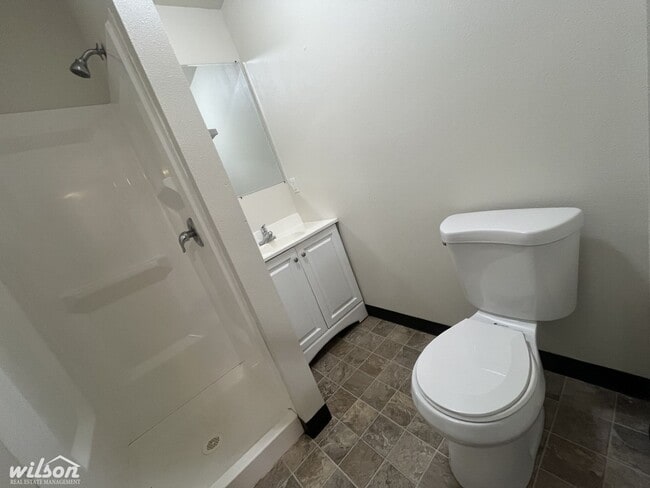 Building Photo - Updated Bungalow with 4 Bedrooms and 2 Full Bathrooms