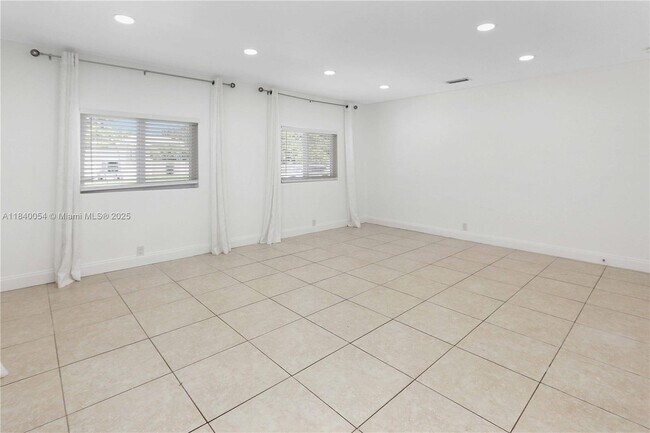 Building Photo - 1110 S 14th Ave