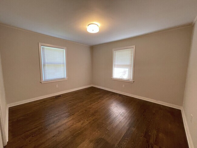 Building Photo - Stylishly Renovated & Prime Location!