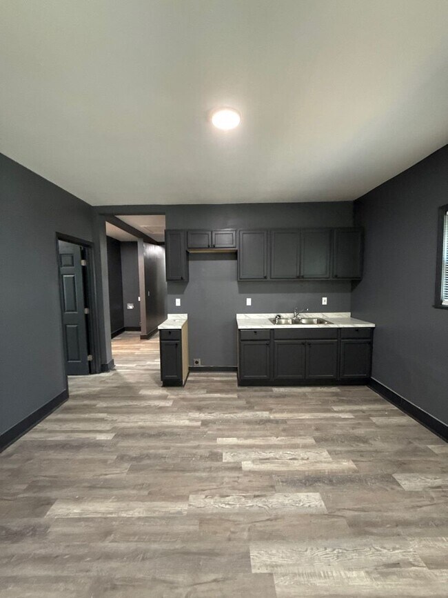 Building Photo - Fully Renovated Home in Berclair/Highland Heights – Section 8 Welcome!