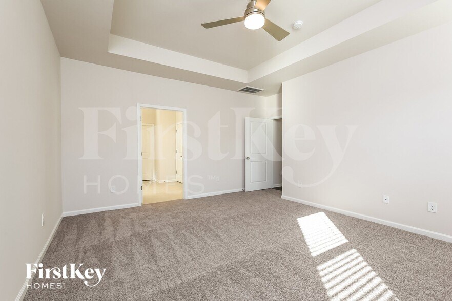 Building Photo - 562 Hillpark Ln