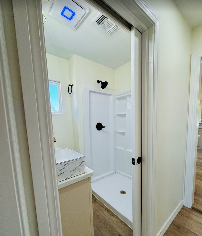 Convenient pocket door so you don't have to worry about slamming it on someone as they walk by - 807 N Lincoln St