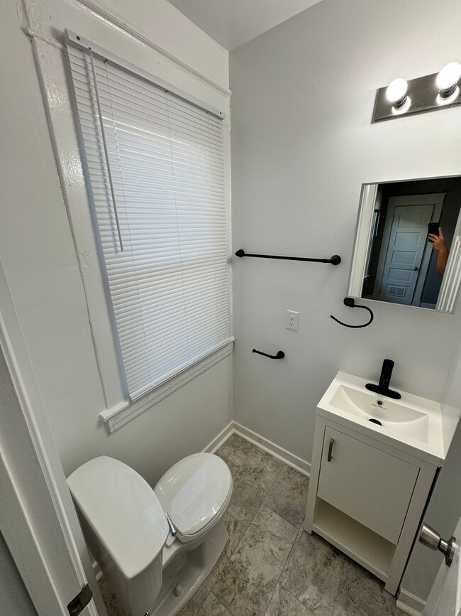 Building Photo - Beautiful 2 bed 2 bath house in Churchill