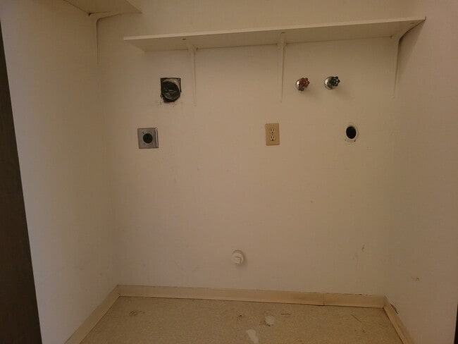 Building Photo - 400 NW Elm St