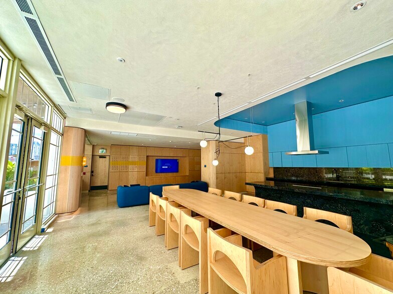 Building Photo - 105 NE 25th St