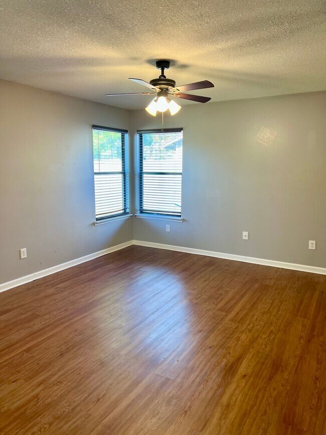Building Photo - 3 Bedroom - 2 Bathroom - 2 Car Garage