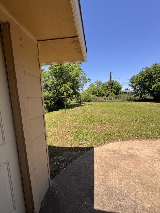 Building Photo - 1520 Roanoke Dr
