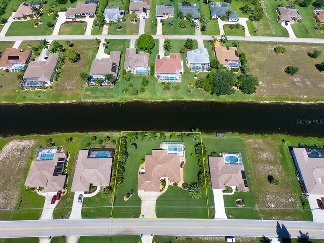 Building Photo - 811 Rotonda Cir