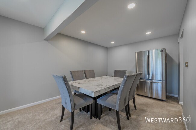 Building Photo - 5601 Carriage Way Dr