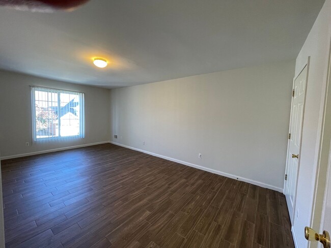 Building Photo - Shelby Twp 2-bedroom, 2-bath condo-style w...