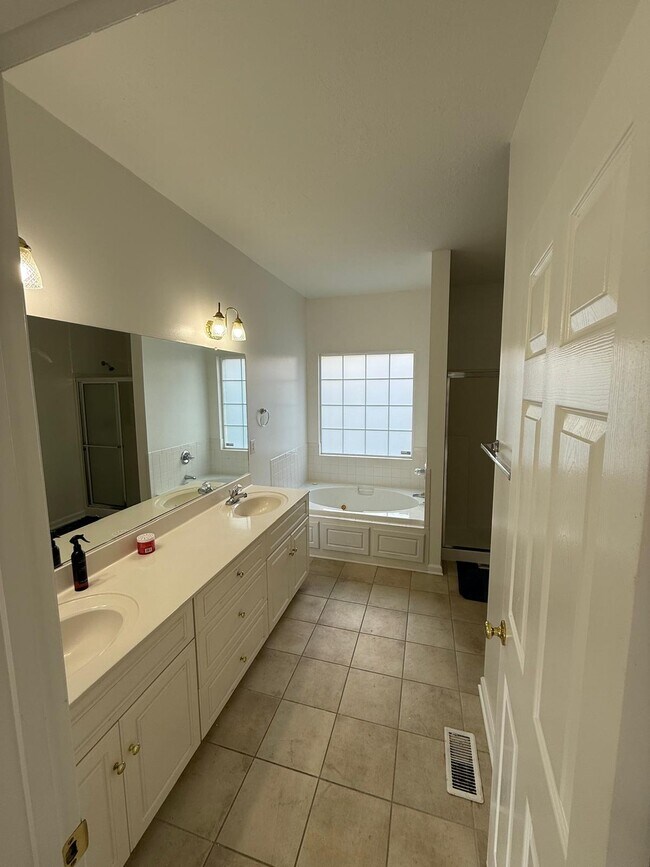 Building Photo - 297 High Chaparral Dr