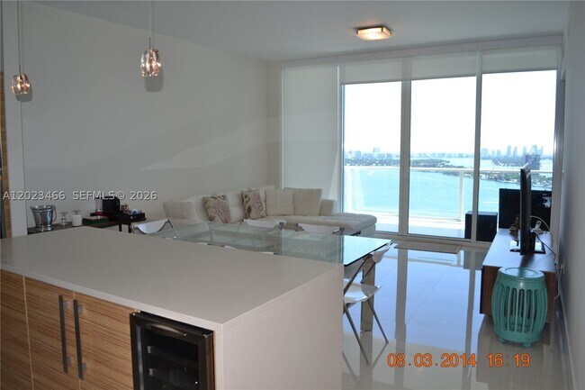 Building Photo - 2020 N Bayshore Dr