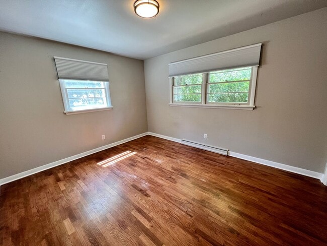 Building Photo - Updated 4 bed 2 bath house!