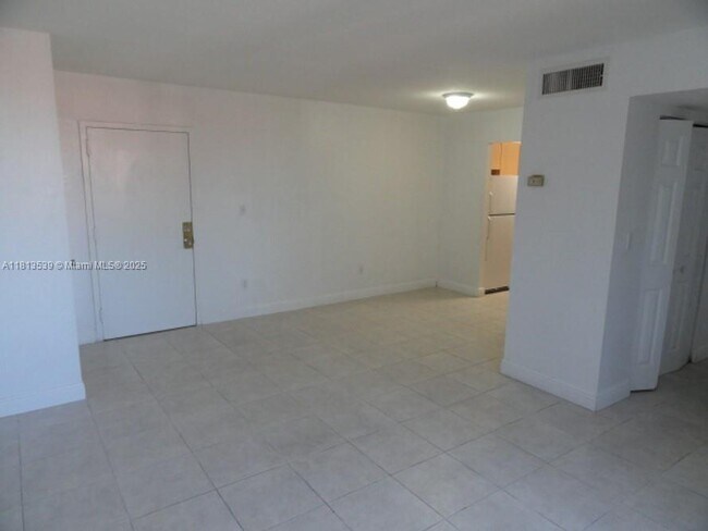 Building Photo - 1825 W 56th St