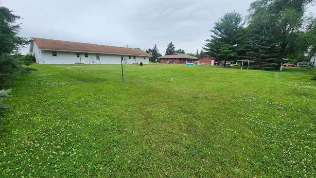 Building Photo - 3 Bedroom Duplex with Attached Garage & La...