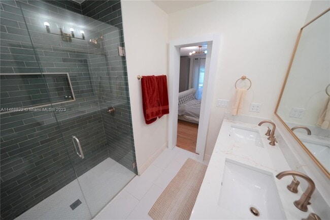 Building Photo - 2509 NE 35th Dr