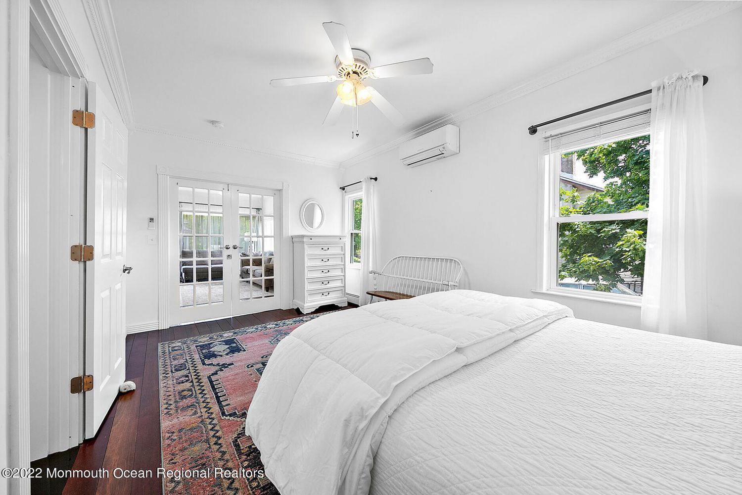 Master Ensuite with Walk-in Closet - 8 Calvert Ave