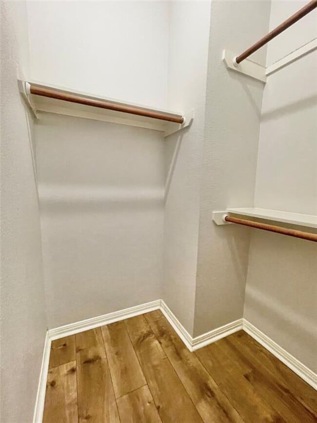 Building Photo - Spacious 4 Bed, 2.5 Bath. Perfect size and...