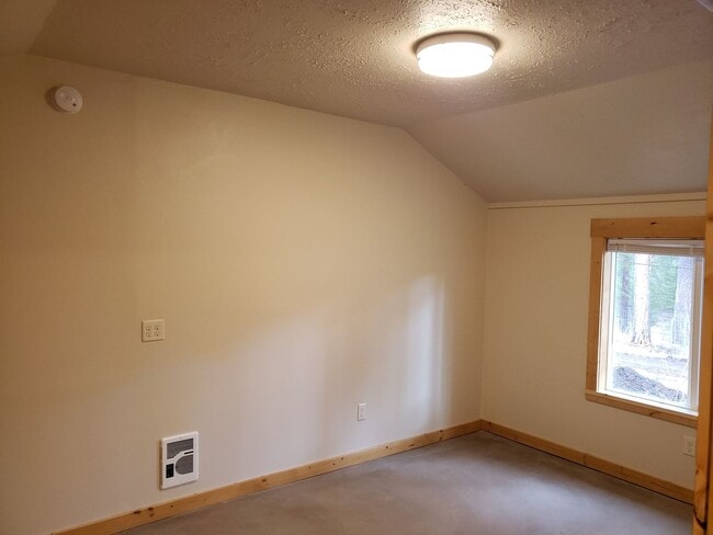 Building Photo - 2BDR/1BA Single-level Newly remodeled house in the country off of Rocky Point Rd.