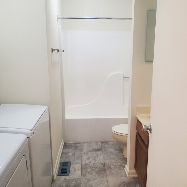 Full Bath - 76 Chelmsford Ct