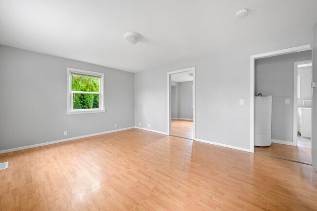 Building Photo - 2 Bedroom, 1 Bathroom Available Now!