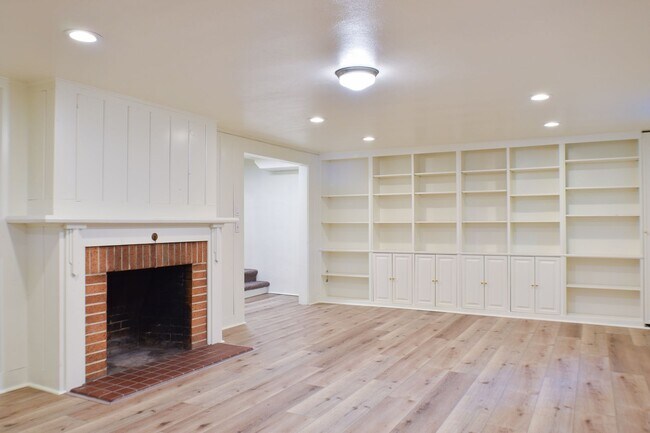 Building Photo - 3571 SW Council Crest Dr