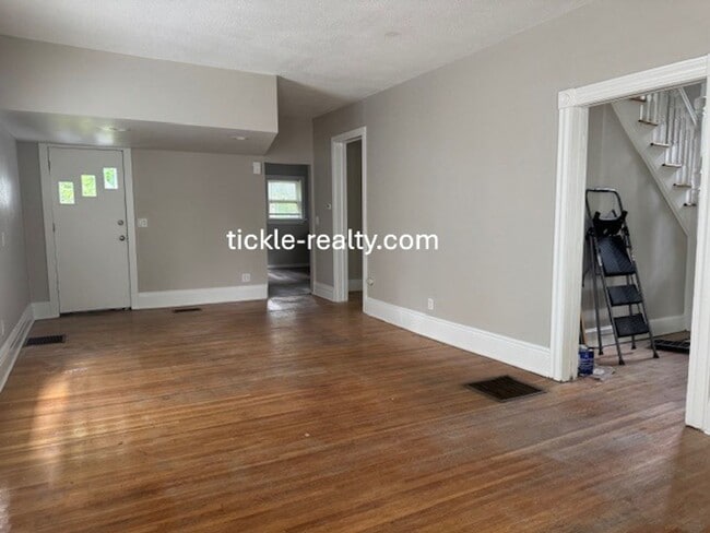 Building Photo - Large 4 Bedroom 2 Bath Single Family Home!...