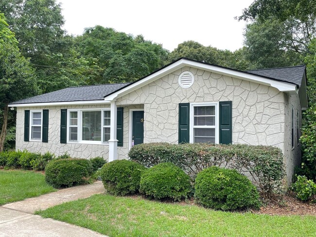 Building Photo - Charming Watkinsville Home Available