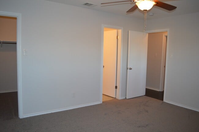 Building Photo - Newly remodeled 3 bed 2 bath