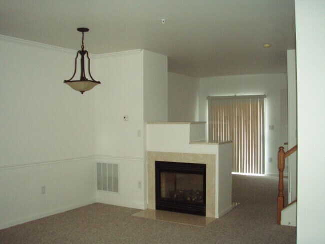 Building Photo - Gorgeous 3 Bedroom 3.5 Bathroom Brick Town...