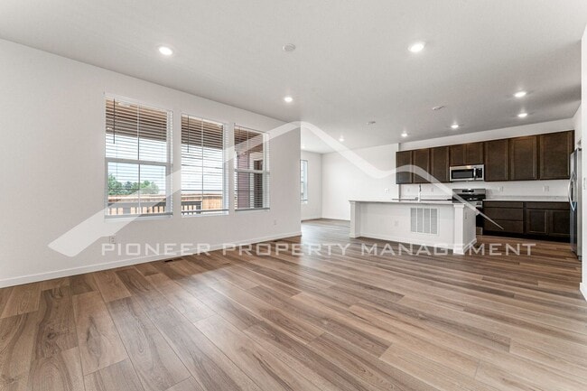 Building Photo - Charming Townhouse with Washer/Dryer and Garage