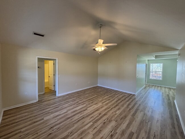 Building Photo - 472 Jester St