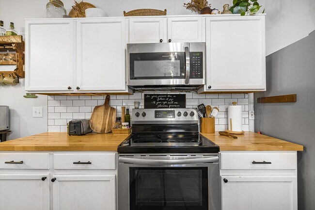 Building Photo - 904 Melted Candle Cove