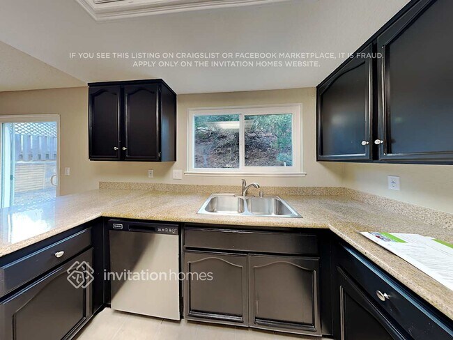 Building Photo - 120 Persimmon Dr