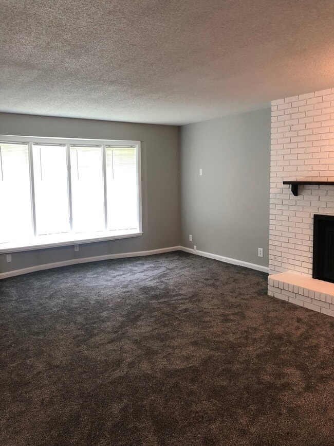 Building Photo - Single Family Home - River Views - Updated Finishes!