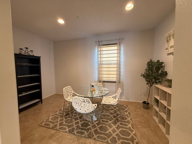 Building Photo - 250 Paseo Bravo